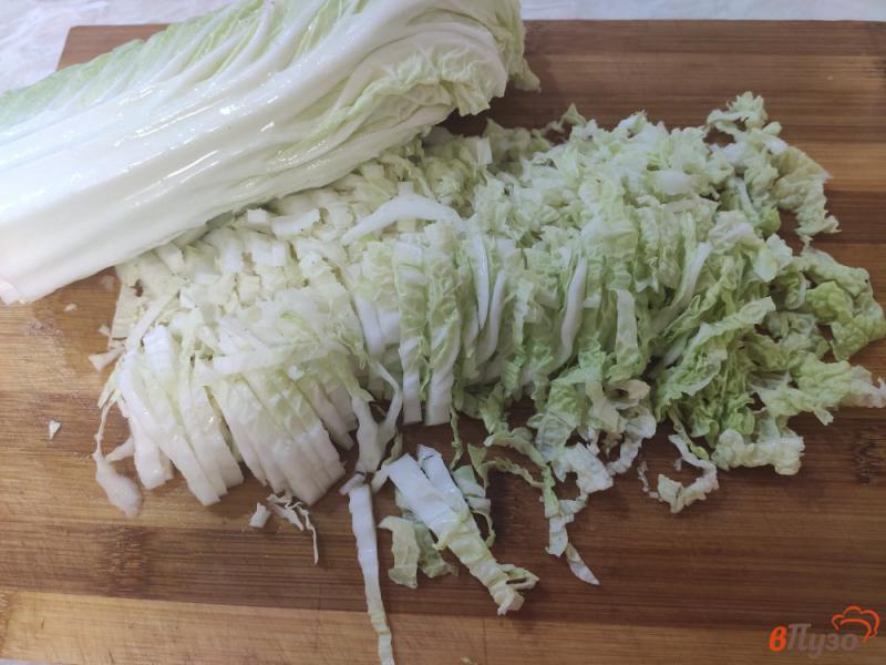 Фото приготовление рецепта: Салат из пекинской капусты с маринованным луком. шаг №3