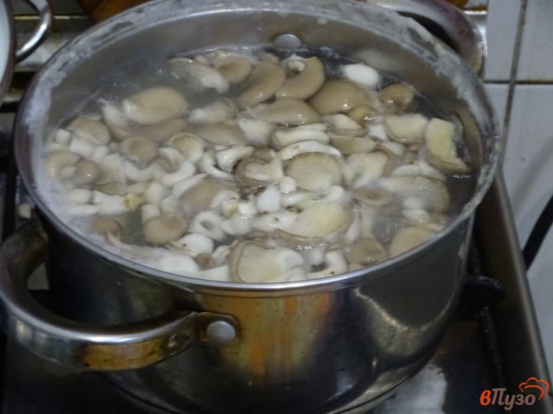 Фото приготовление рецепта: Суп с вешенками и плавленым сыром шаг №5