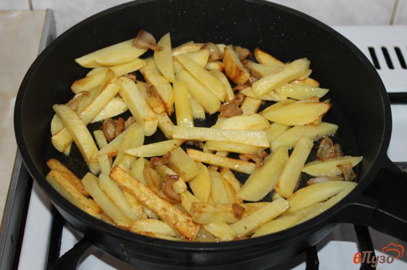 Фото приготовление рецепта: Жареный картофель на сале с копченой паприкой шаг №3