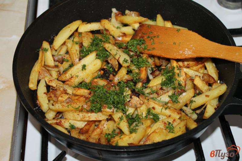 Фото приготовление рецепта: Жареный картофель на сале с копченой паприкой шаг №5