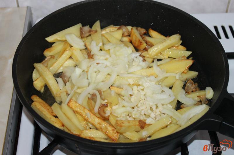 Фото приготовление рецепта: Жареный картофель на сале с копченой паприкой шаг №4