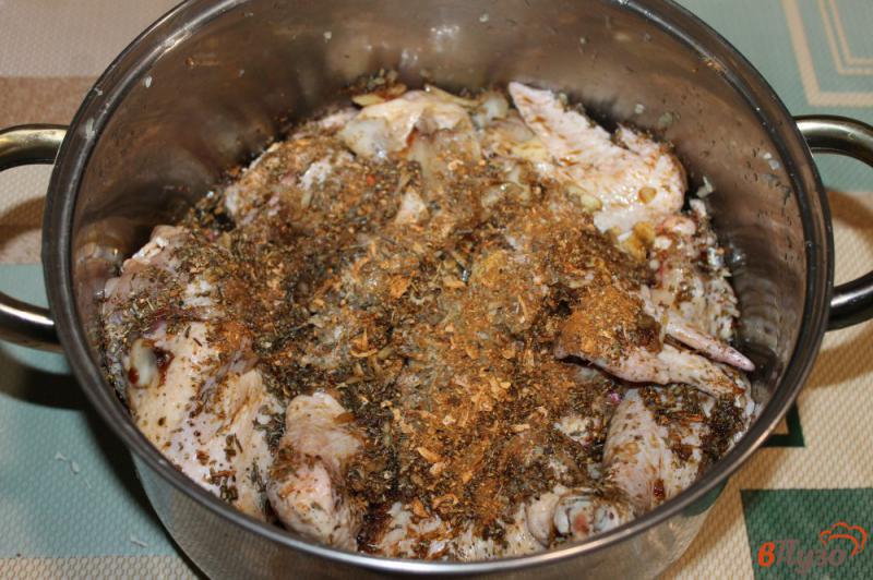 Фото приготовление рецепта: Жареные крылья в томатном маринаде шаг №3