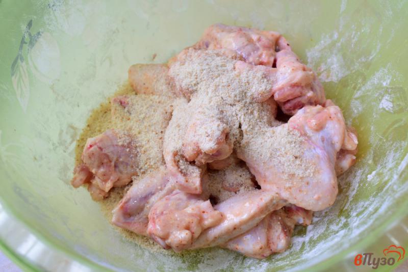 Фото приготовление рецепта: Хрустящие куриные крылышки шаг №3