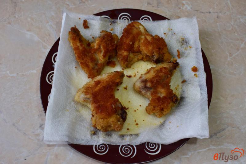 Фото приготовление рецепта: Хрустящие куриные крылышки шаг №5