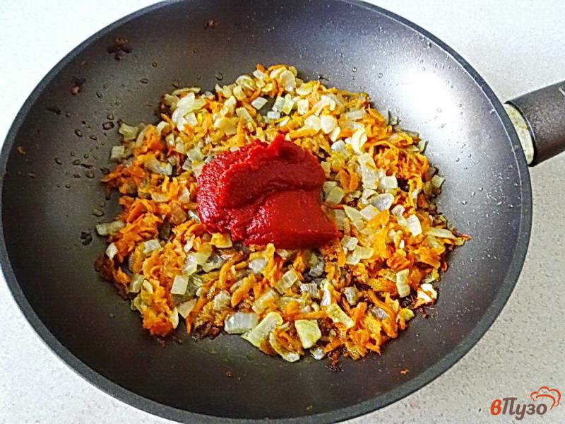 Фото приготовление рецепта: Гуляш из куриных желудков с томатом и сметаной шаг №4