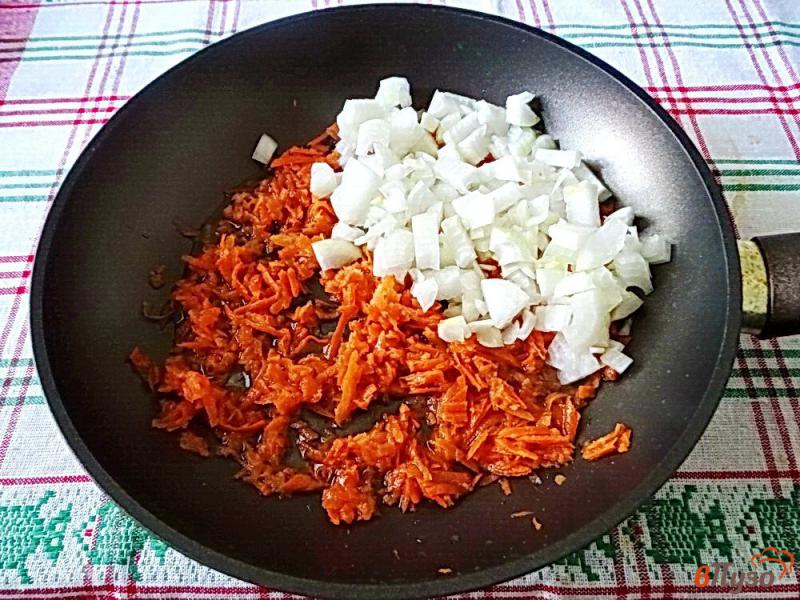 Фото приготовление рецепта: Гуляш из куриных желудков с томатом и сметаной шаг №3