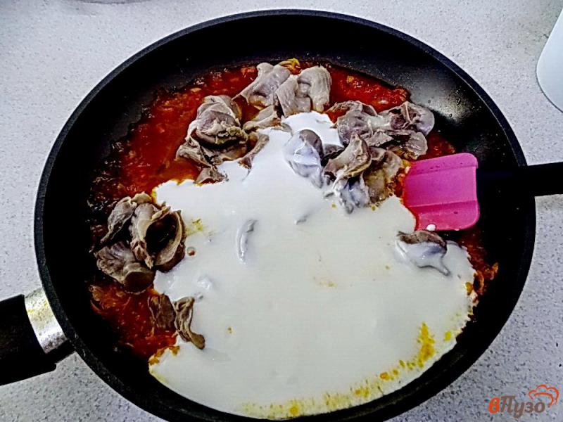Фото приготовление рецепта: Гуляш из куриных желудков с томатом и сметаной шаг №8