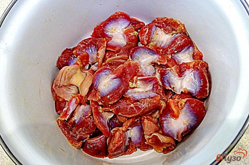 Фото приготовление рецепта: Гуляш из куриных желудков с томатом и сметаной шаг №1