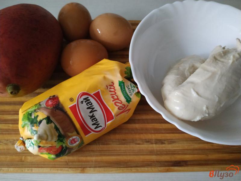 Фото приготовление рецепта: Салат с куриным филе и манго шаг №1