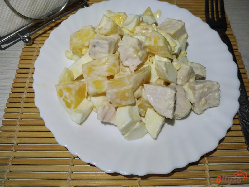 Фото приготовление рецепта: Салат с куриным филе и манго шаг №7