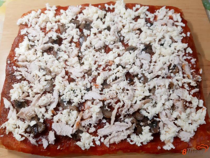 Фото приготовление рецепта: Пицца на слоеном тесте с мясом и грибами шаг №11
