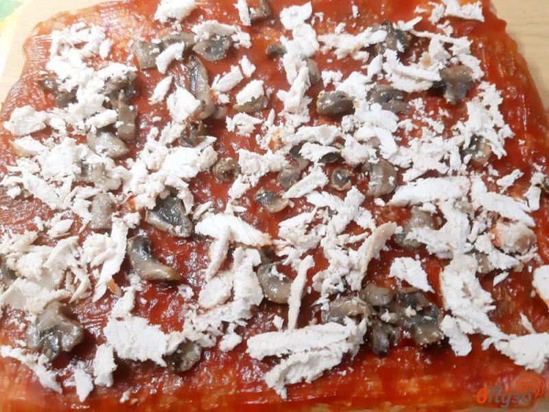 Фото приготовление рецепта: Пицца на слоеном тесте с мясом и грибами шаг №10