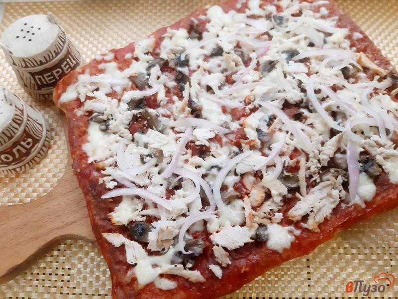 Фото приготовление рецепта: Пицца на слоеном тесте с мясом и грибами шаг №13