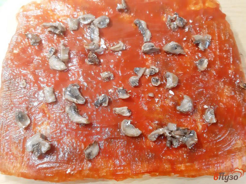 Фото приготовление рецепта: Пицца на слоеном тесте с мясом и грибами шаг №9