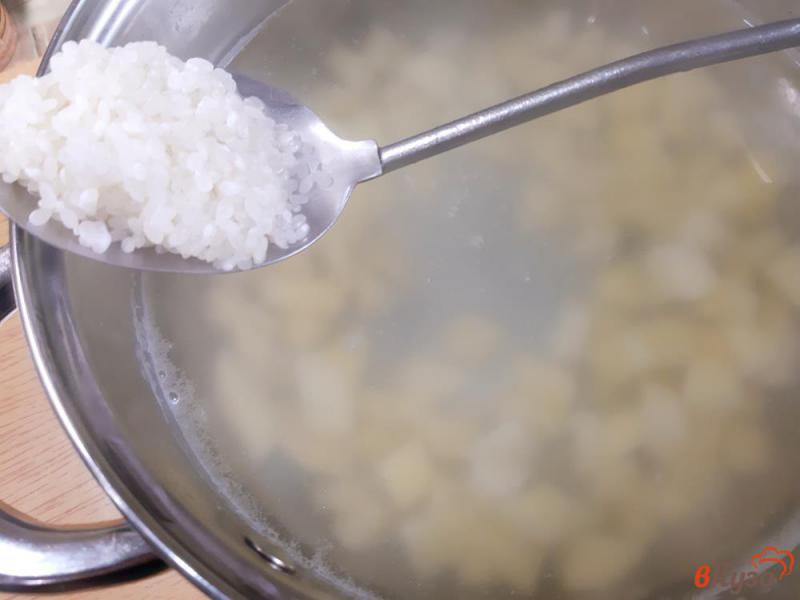 Фото приготовление рецепта: Суп  с рисом и фрикадельками шаг №4