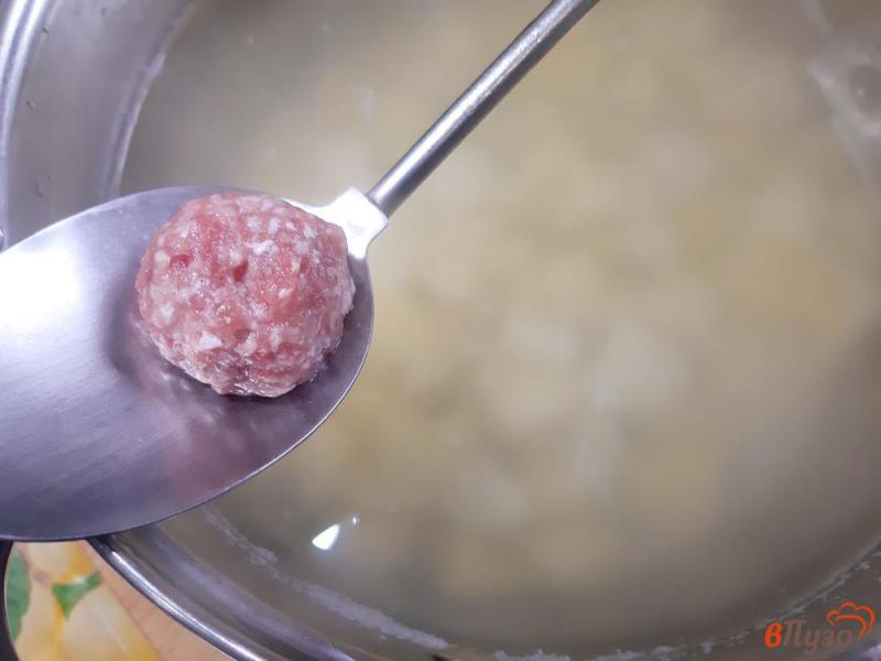 Фото приготовление рецепта: Суп  с рисом и фрикадельками шаг №8