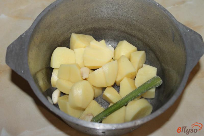 Фото приготовление рецепта: Картофельное пюре с сельдереем шаг №2