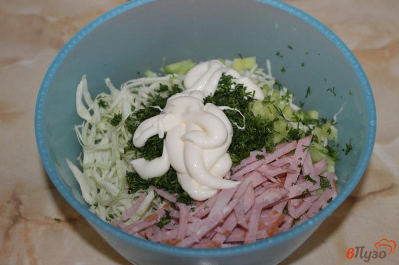 Фото приготовление рецепта: Салат из белокочанной капусты с колбасой и чесноком шаг №5