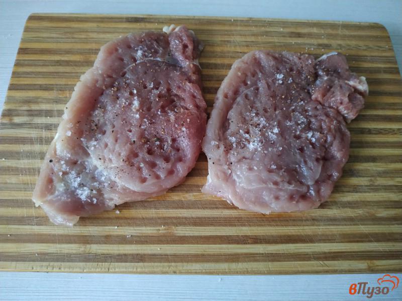 Фото приготовление рецепта: Отбивные из свинины в томатном кляре шаг №2