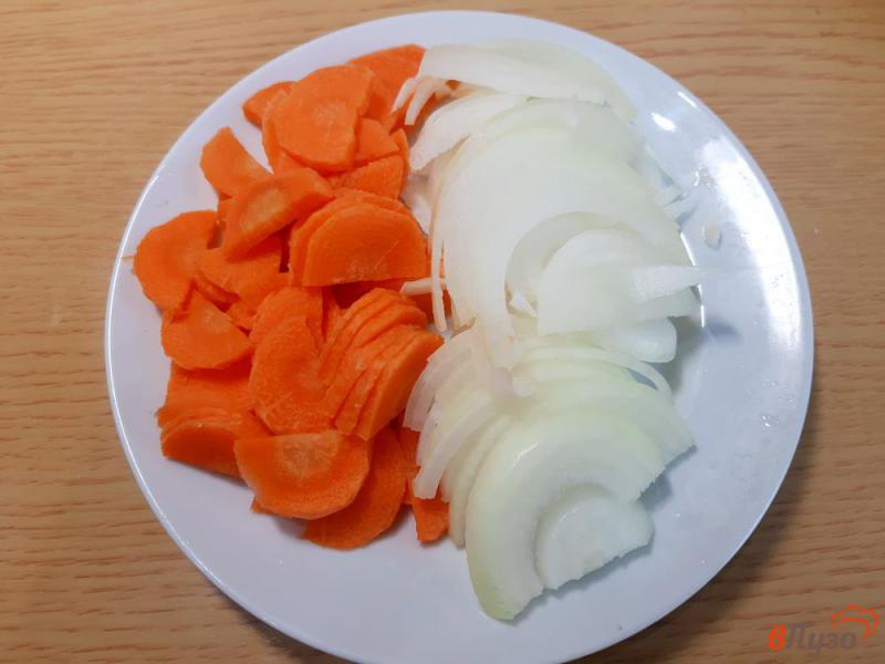 Фото приготовление рецепта: Скумбрия с овощами и лимоном запеченная шаг №5
