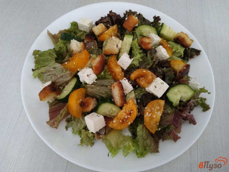 Фото приготовление рецепта: Греческий салат с желтыми помидорами шаг №8