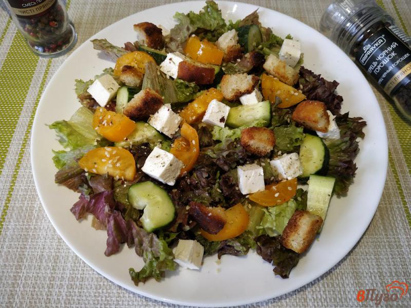 Фото приготовление рецепта: Греческий салат с желтыми помидорами шаг №9