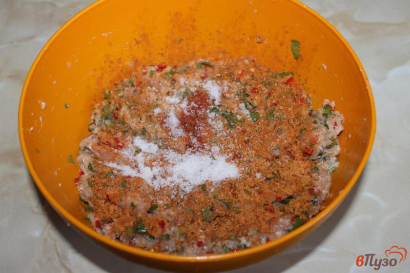 Фото приготовление рецепта: Люля - кебаб из курицы с кинзой и перцем шаг №4