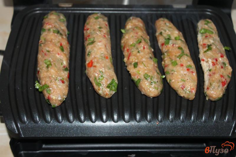 Фото приготовление рецепта: Люля - кебаб из курицы с кинзой и перцем шаг №6