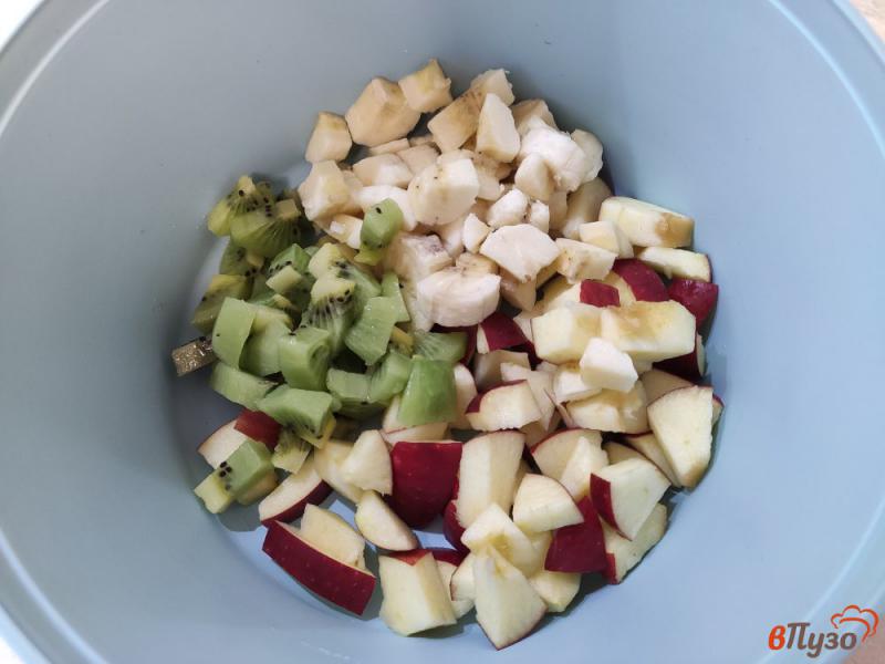Фото приготовление рецепта: Фруктовый салат с семенами чиа и шоколадом шаг №3