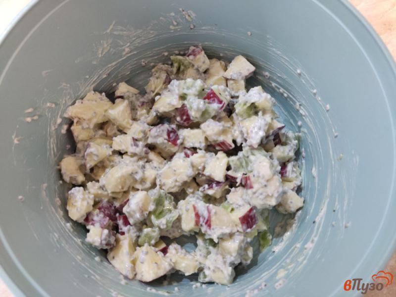 Фото приготовление рецепта: Фруктовый салат с семенами чиа и шоколадом шаг №5