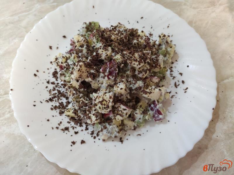 Фото приготовление рецепта: Фруктовый салат с семенами чиа и шоколадом шаг №6