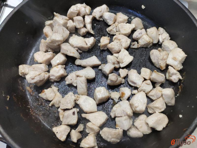 Фото приготовление рецепта: Жульен с грибами и курицей шаг №2