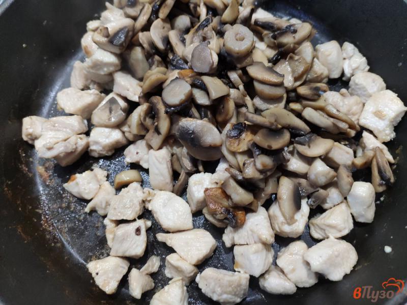Фото приготовление рецепта: Жульен с грибами и курицей шаг №3