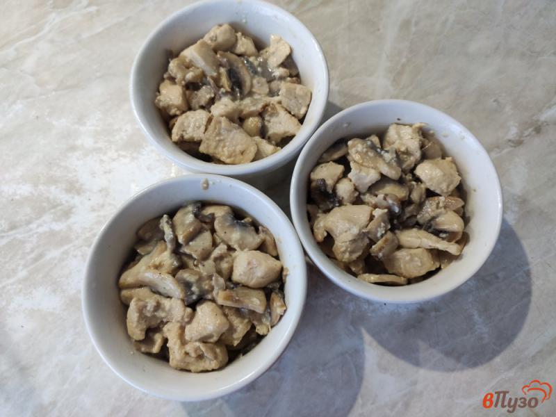 Фото приготовление рецепта: Жульен с грибами и курицей шаг №5