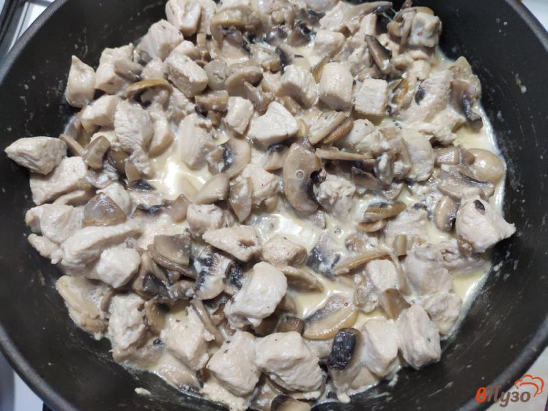 Фото приготовление рецепта: Жульен с грибами и курицей шаг №4