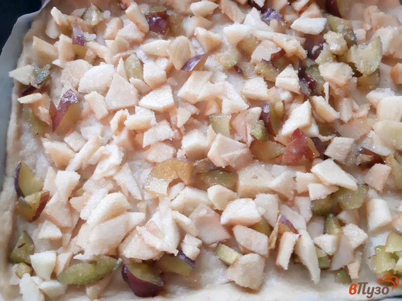 Фото приготовление рецепта: Пирог дрожжевой со сливами и яблоками шаг №9