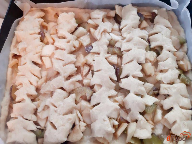 Фото приготовление рецепта: Пирог дрожжевой со сливами и яблоками шаг №11