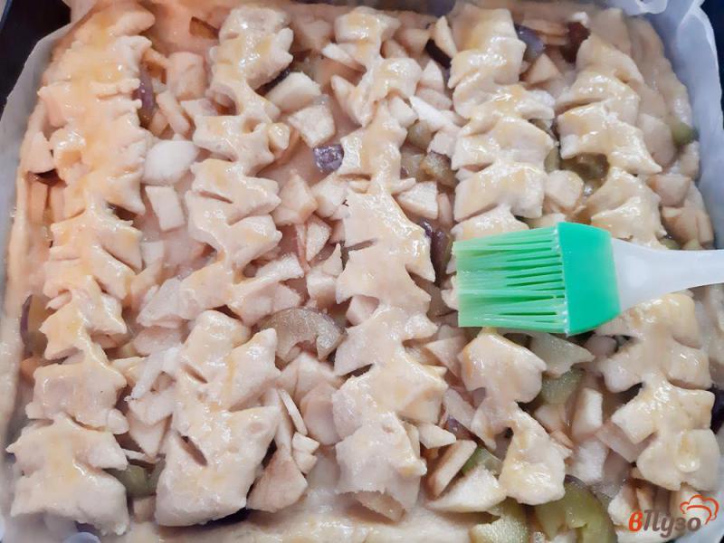 Фото приготовление рецепта: Пирог дрожжевой со сливами и яблоками шаг №12