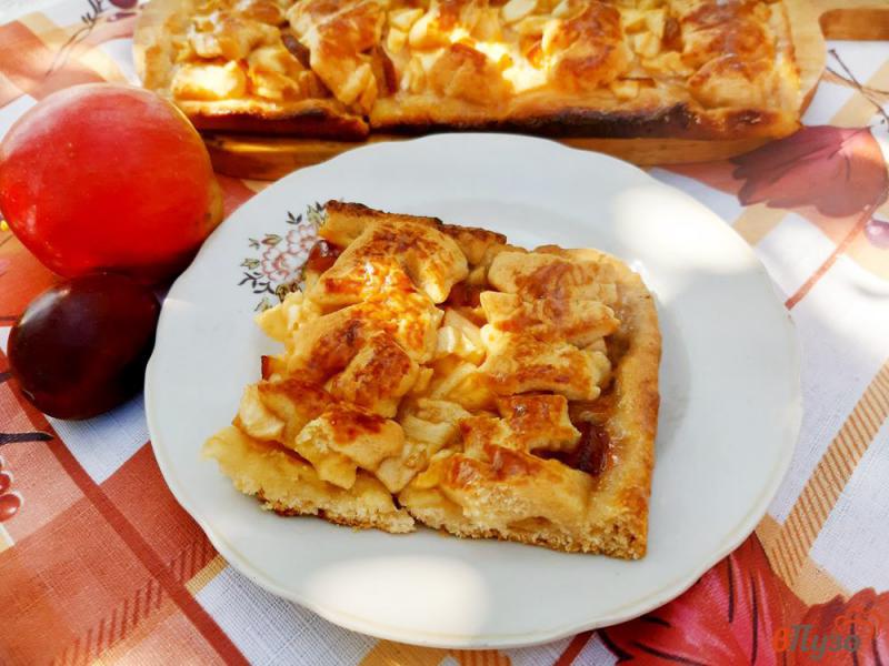 Фото приготовление рецепта: Пирог дрожжевой со сливами и яблоками шаг №14