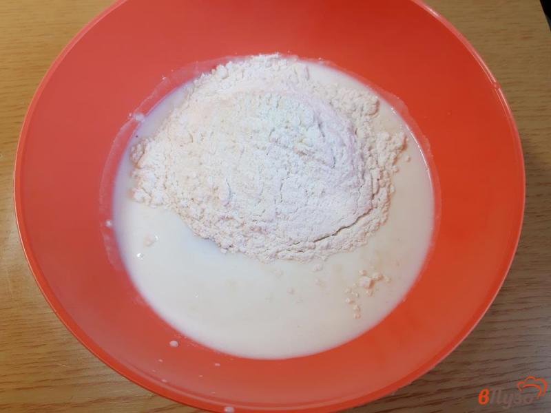 Фото приготовление рецепта: Блины тонкие на кислом молоке шаг №2