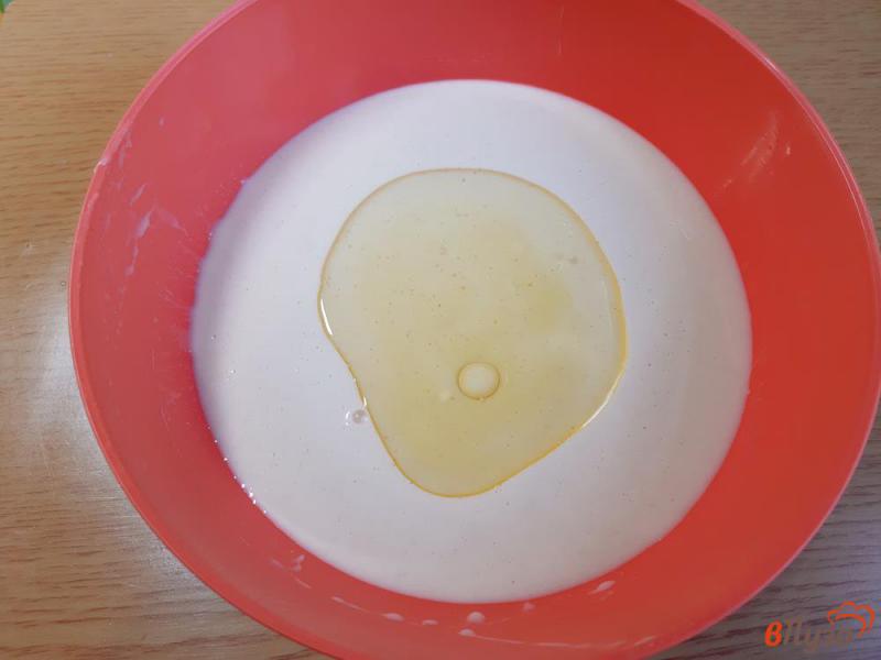 Фото приготовление рецепта: Блины тонкие на кислом молоке шаг №3