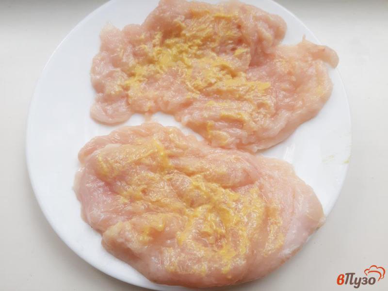 Фото приготовление рецепта: Отбиные из куриного филе в кляре с кунжутом шаг №3