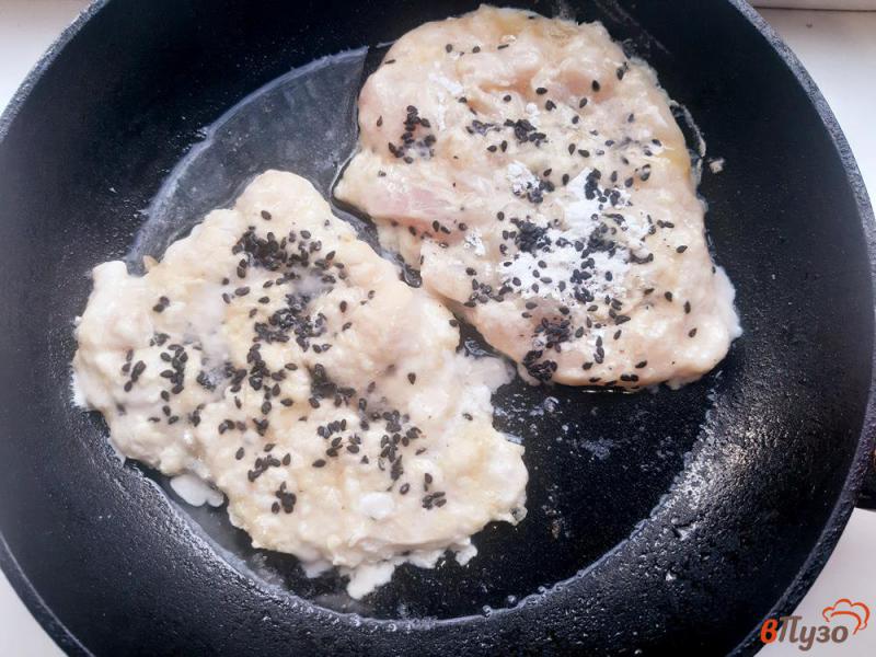 Фото приготовление рецепта: Отбиные из куриного филе в кляре с кунжутом шаг №7