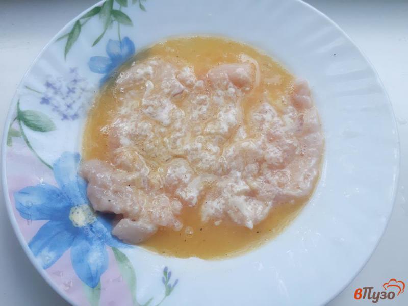 Фото приготовление рецепта: Отбиные из куриного филе в кляре с кунжутом шаг №5