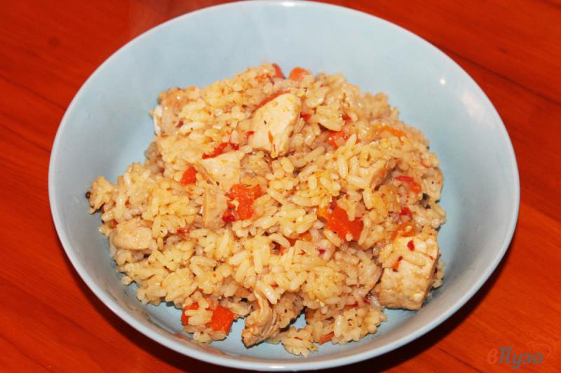 Фото приготовление рецепта: Рис с курицей в мультиварке шаг №4