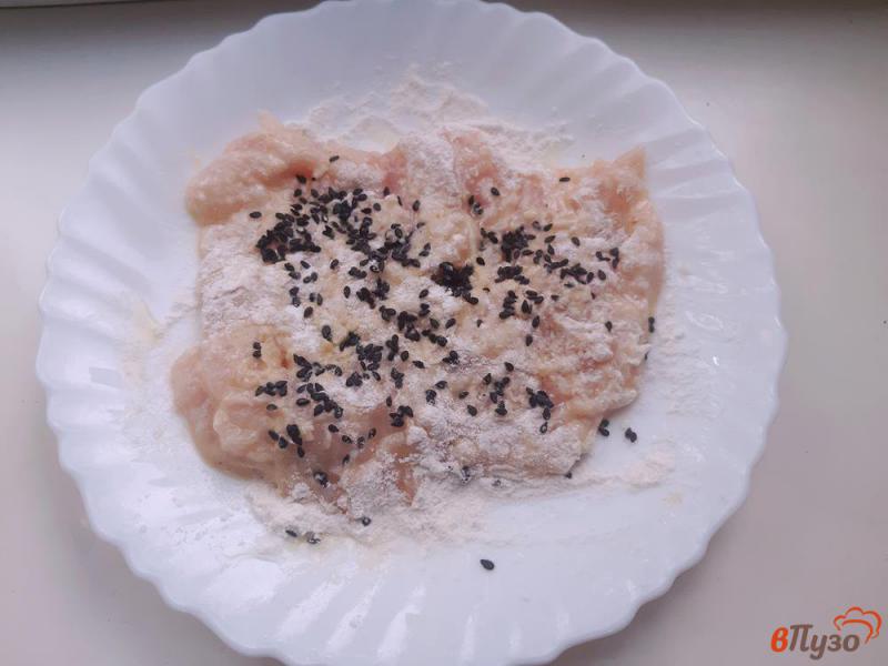 Фото приготовление рецепта: Отбиные из куриного филе в кляре с кунжутом шаг №6