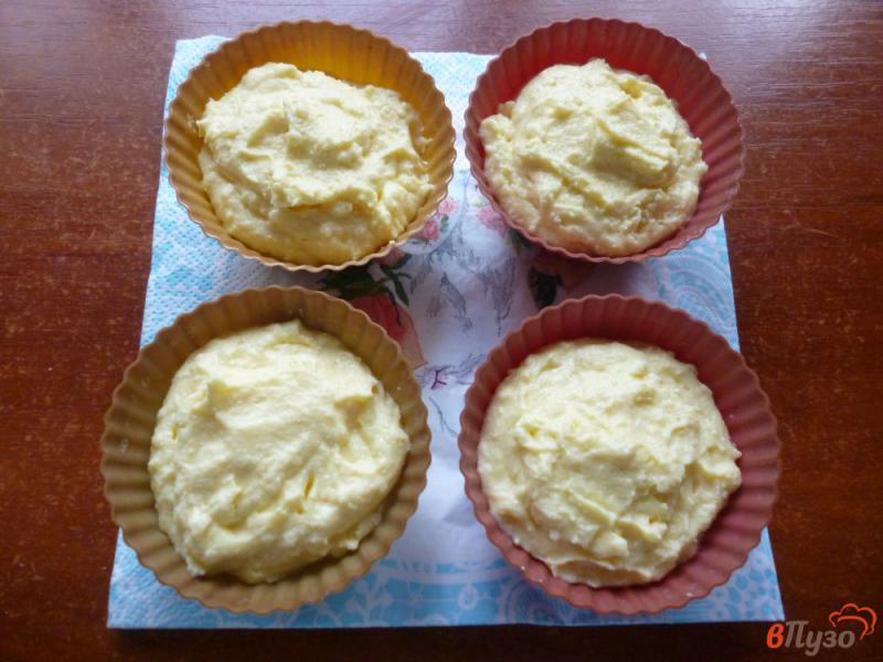 Фото приготовление рецепта: Творожные кексы с кокосовой стружкой шаг №5