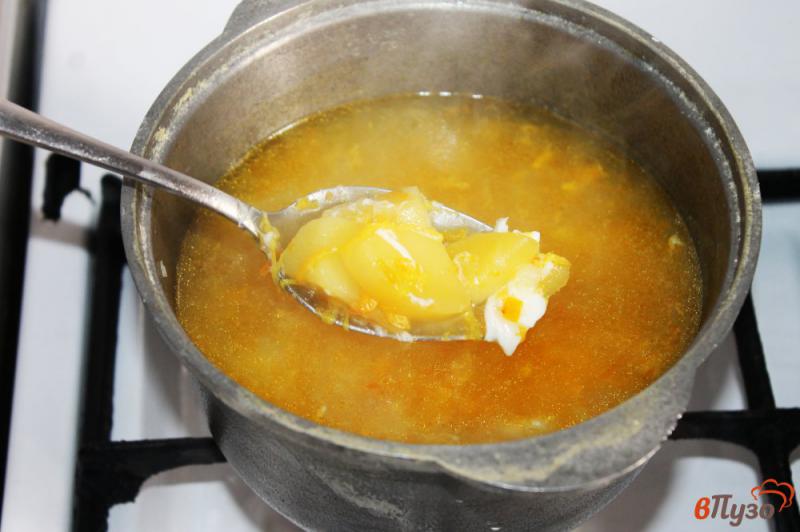 Фото приготовление рецепта: Картофельный суп с яйцом и вермишелью шаг №3