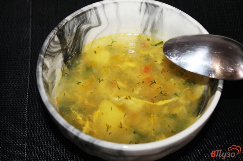 Фото приготовление рецепта: Картофельный суп с яйцом и вермишелью шаг №5