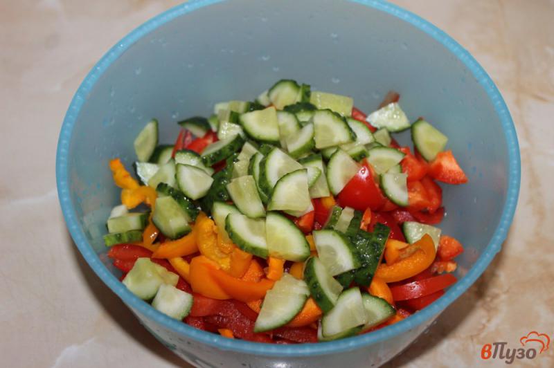 Фото приготовление рецепта: Салат из перца с луком и соленым огурцом шаг №2